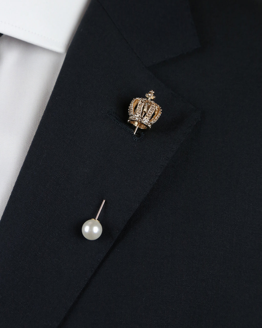 DÉCLIC Crown with Pearl Lapel Pin - Gold